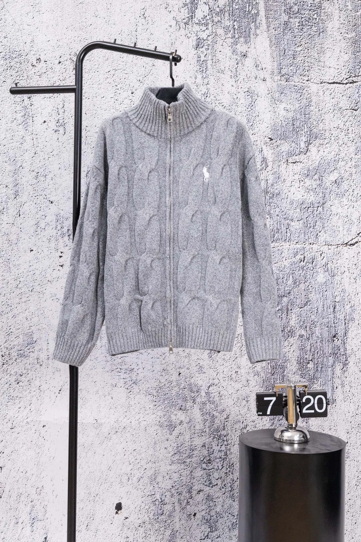 P190 Ralph Lauren 2026 new blended twist craft autumn and winter high-quality double zipper stand collar knitted cardigan jacket. Its design is really amazing. The blended twist craft makes it full of texture. The double zipper stand collar design is not only warm but also super stylish. Wearing it instantly enhances your temperament. Whether it is paired with a dress or jeans, it can be easily worn, showing a high-end feel in autumn and winter. The colors are also super nice, and each one is super elegant. Wearing them while walking on the street will turn heads 100% of the time. 🎺 This autumn and winter, buy yourself a warm and fashionable jacket, so that you can look beautiful in the cold weather. Size: S M L Color: Beige Black Gray